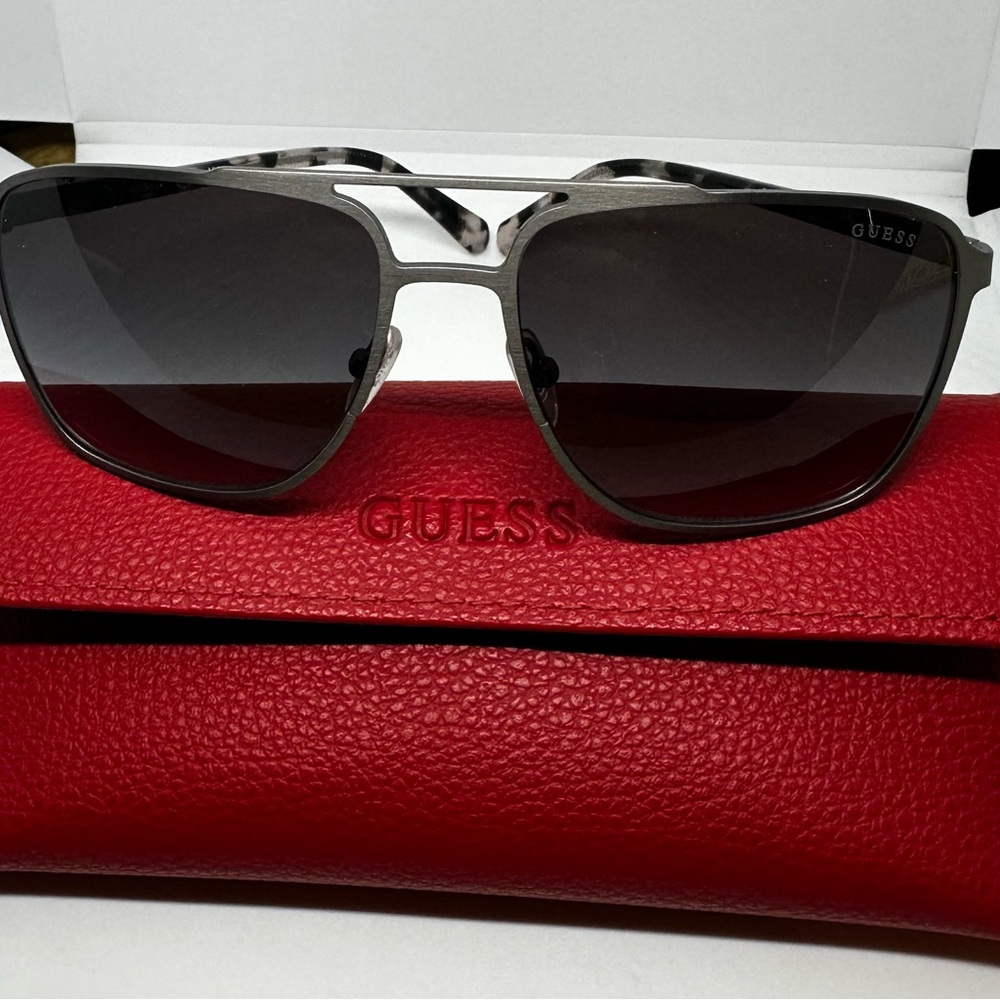 GUESS Men's Silver Frame Aviator with Black Gradient Lenses Sunglasses unisex.